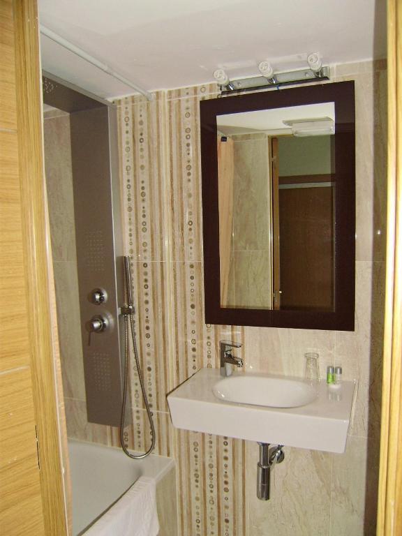 Hostal Miguel Angel Madrid Esterno foto